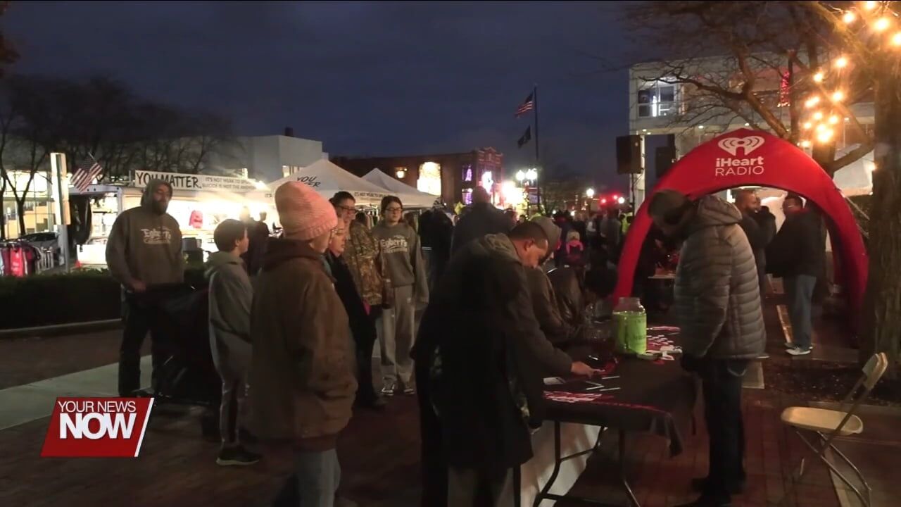 Mix 103.3 "Flips the Switch" on Downtown Lima's Christmas tree